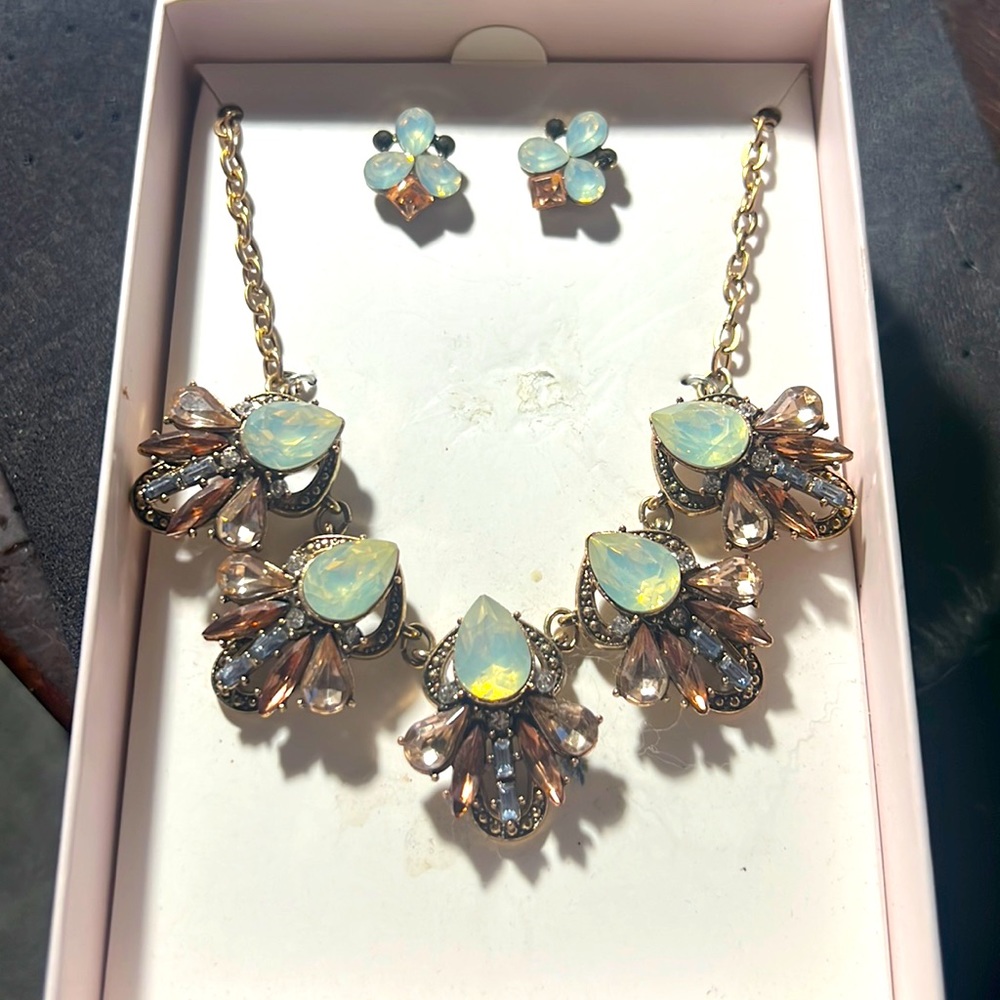Women’s earrings n necklace set